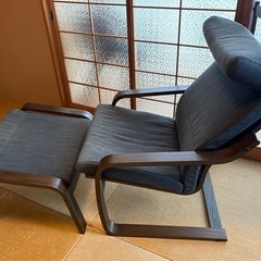 IKEAポエング　グレーの布製アームチェアとオットマンのセットの画像