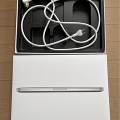 macbook pro 箱とコンセントの画像