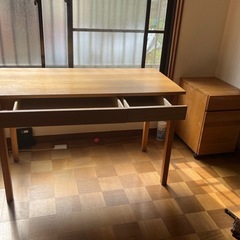 木の机と引き出しの画像