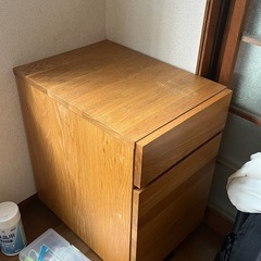木の机と引き出しの画像