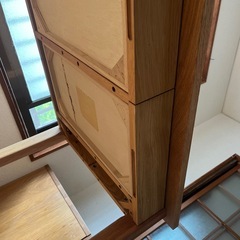 木の机と引き出しの画像