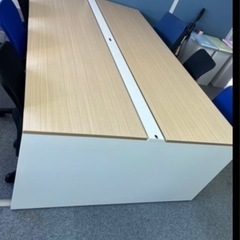オフィス用デスクと椅子