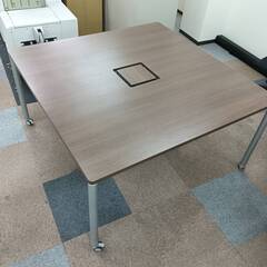 【良品】広々使える！木目調 正方形テーブル (140cm×140...
