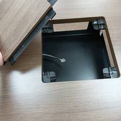 【良品】広々使える！木目調 正方形テーブル (140cm×140cm) の画像