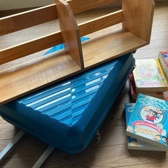 スーツケース、本棚、漫画本セット
