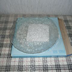 新品未使用 ガラス食器皿　箱入り直径２８ｃｍ