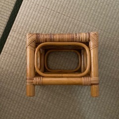 観葉植物などの小物置きに…