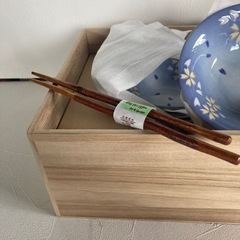 お皿とお箸のセットの画像
