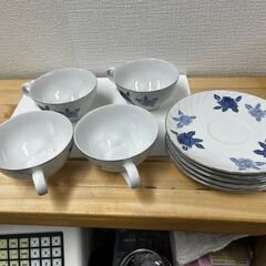 食器棚の奥にあったティーソーサー３セットの画像