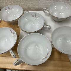 食器棚の奥にあったティーソーサー３セットの画像