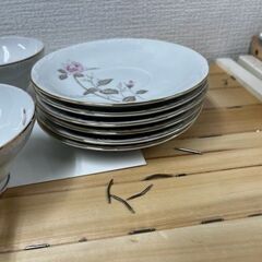 食器棚の奥にあったティーソーサー３セットの画像