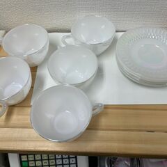 食器棚の奥にあったティーソーサー３セットの画像