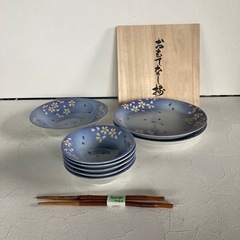 お皿とお箸のセットの画像