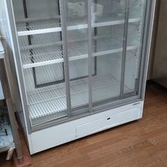 元冷蔵庫　（食品や食器類の収納棚として）