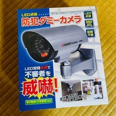 新品未使用🌸防犯ダミーカメラ LED点灯 電池付き 箱多少難アリ