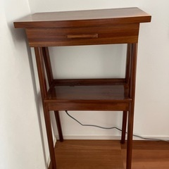 引き出し付きコンソール家具の画像