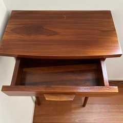 引き出し付きコンソール家具の画像