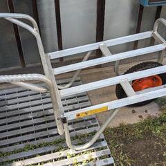 アルミコンテナカー　一輪車　