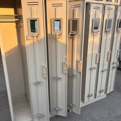鍵付き鉄ロッカーの画像