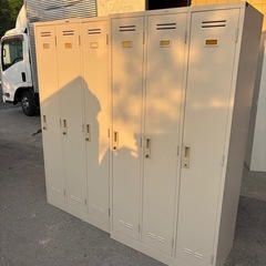 鍵付き鉄ロッカー