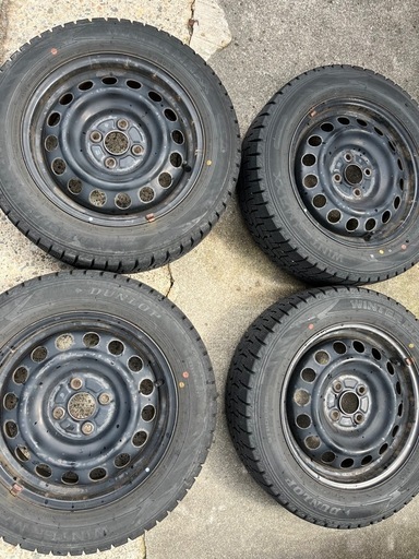 アクア　スタッドレスタイヤ　純正ホイールカバーつき