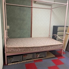 淡いピンクの天蓋付きベッド＆マットレスの画像