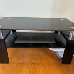 黒のガラステーブルの画像