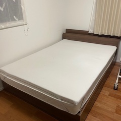 ダブルベッド　マットレス付き