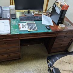 大きめのデスクW150×D70×H70㎝(真ん中の引出が難有)6...