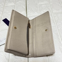 新品❣️ヴィオラドーロ アドリア リザード型押し スマホポシェットtaupの画像