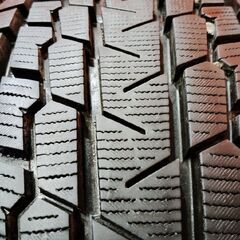 【走行短め】YOKOHAMA G075 LT285/70R17 121/118 17インチ スタッドレス 4本 23年製 FJクルーザー ランクルプラド等　(KTN372)の画像