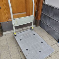 折りたたみ樹脂製台車　正常作動品（劣化あり）　日本製　長さ71㎝・幅45㎝　積載荷重150kgの画像