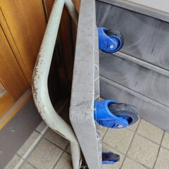 折りたたみ樹脂製台車　正常作動品（劣化あり）　日本製　長さ71㎝・幅45㎝　積載荷重150kgの画像