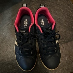 adidas スニーカーの画像