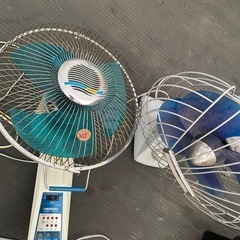 レトロ　
壁紙け扇風機と起き型扇風機