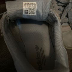 adidas スニーカーの画像