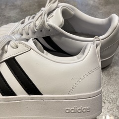 adidas スニーカー レディース 23.0cm
の画像