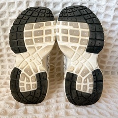 田中里奈 しまむら mysacloset スニーカー 淡白 S オンライン限定の画像