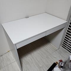 白いデスク