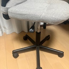 【無料】シンプルで使いやすいオフィスチェア（グレー×ブラック）の画像
