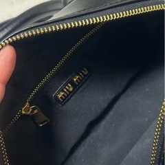 miu miu ブラックバッグの画像