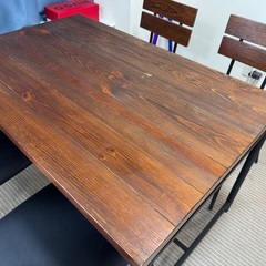 ４人掛けダイニングテーブルとチェア４脚の画像