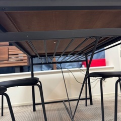 ４人掛けダイニングテーブルとチェア４脚の画像