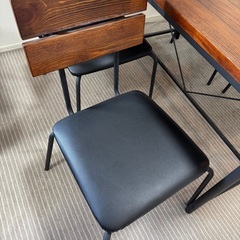 ４人掛けダイニングテーブルとチェア４脚の画像