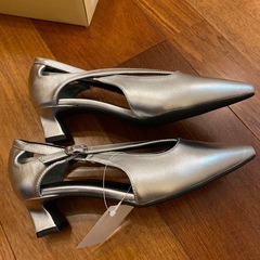 新品！シルバーパンプス22.5cmの画像