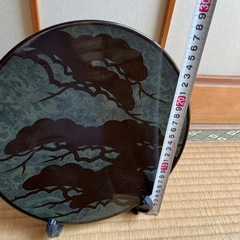 松の絵皿　プラスチック製　27センチの画像
