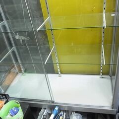 ⑩　開店セール中につき、通常特価43,978円より20％引きの35,182円!　【⑩】　ガラスショーケース　スライドガラス扉　ガラス棚4枚　展示 コレクション 什器　ライト付きの画像