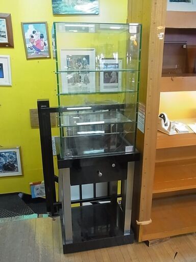 開店セール中につき、通常特価43,978円より20％引きの35,182円!　ガラスショーケース　コレクションケース　ガラス棚3枚　引き出し付き　展示 コレクション 什器