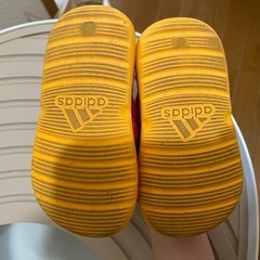 adidasミッキーサンダルの画像