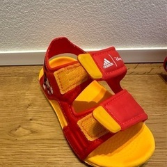 adidasミッキーサンダルの画像